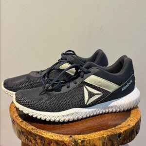 Reebok Black and White 9.5 EUC Athletic Shoes